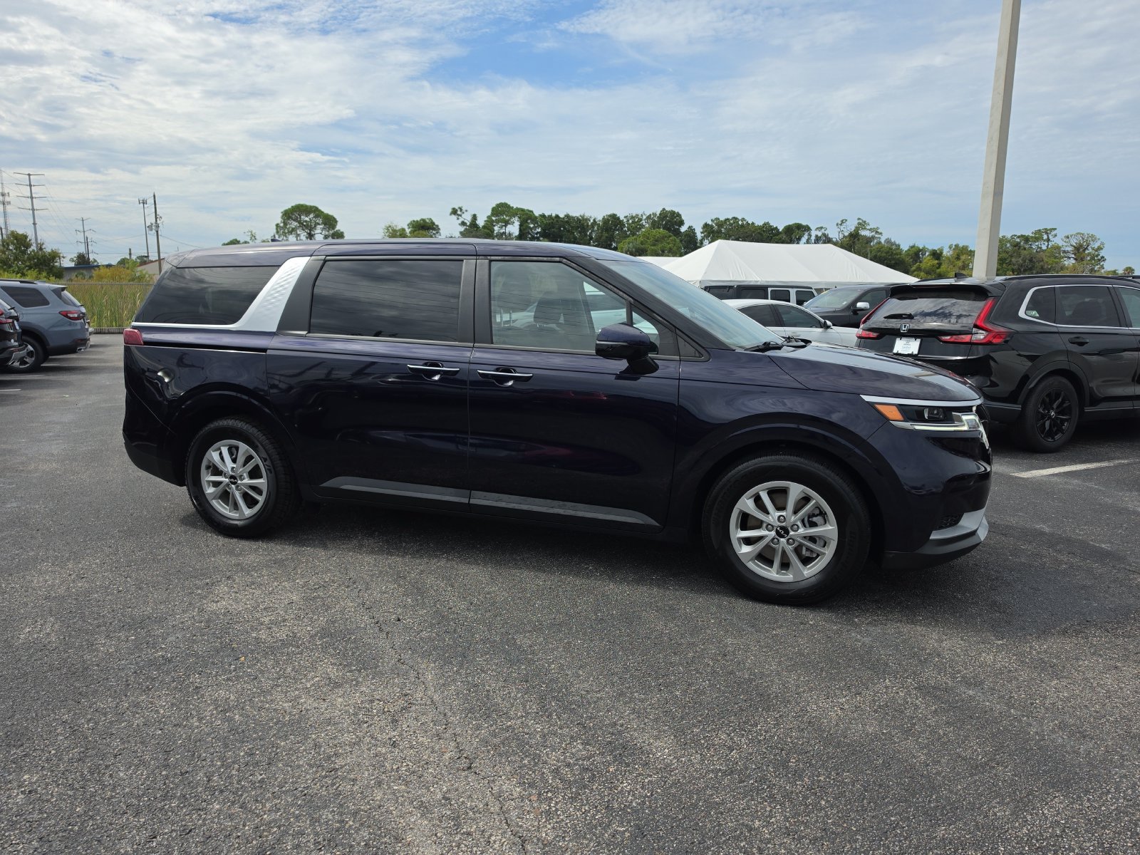 Used 2024 Kia Carnival LX FWD image 2