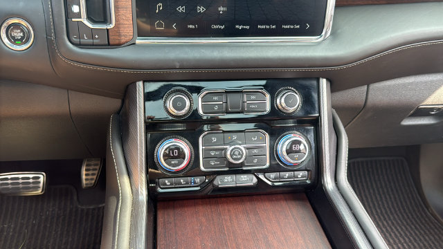 Used 2023 GMC Yukon Denali Ultimate AWD/4WD image 35