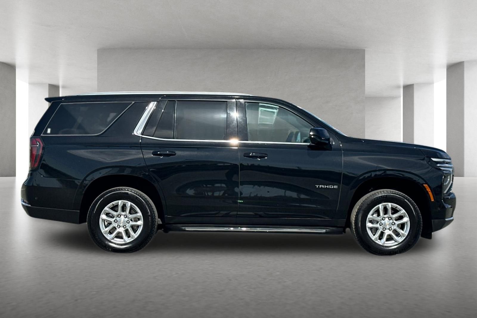 Used 2025 Chevrolet Tahoe LT AWD/4WD image 3