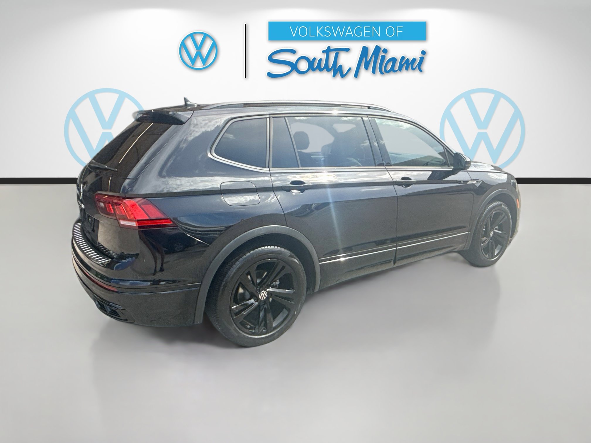 Used 2024 Volkswagen Tiguan SE R-Line FWD image 7
