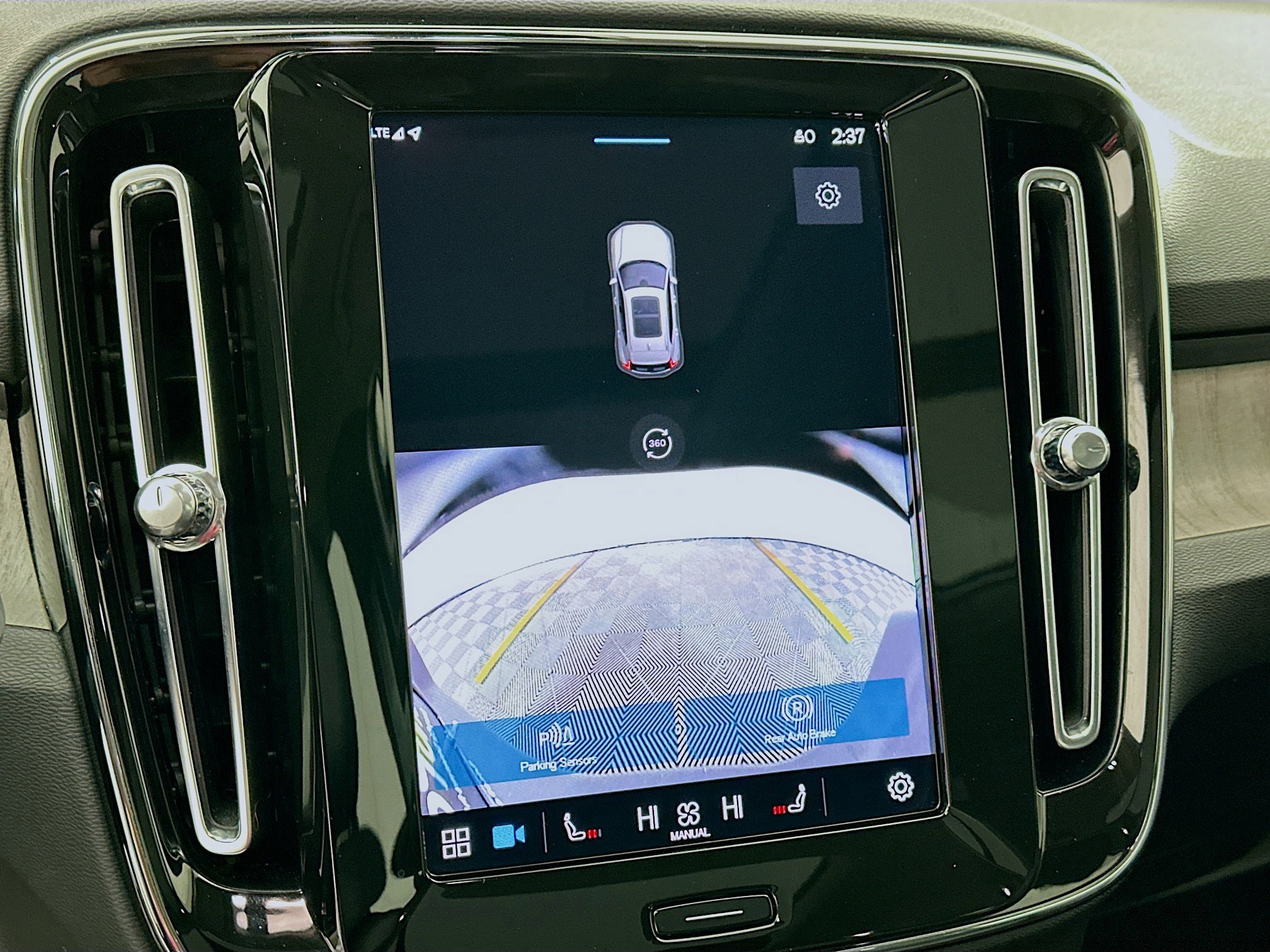 Used 2024 Volvo XC40 B5 Plus image 23