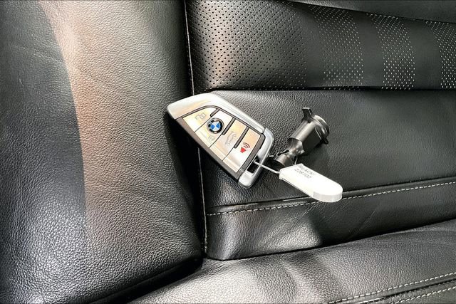 Used 2020 BMW X5 M50i w/ Premium Package image 33