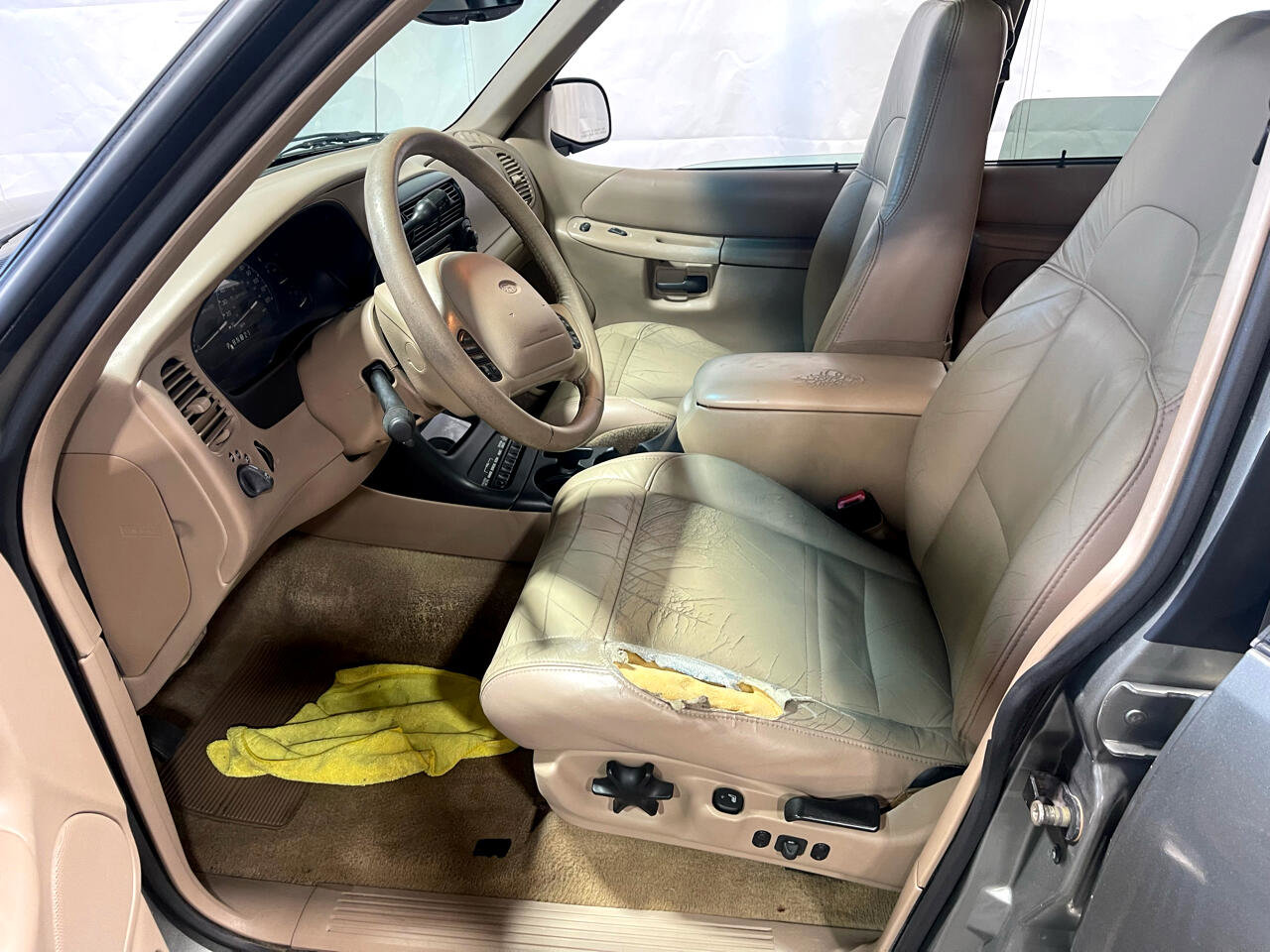 Used 2000 Ford Explorer Eddie Bauer image 23