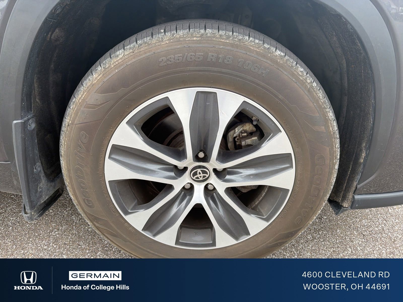 Used 2022 Toyota Highlander XLE AWD/4WD image 4