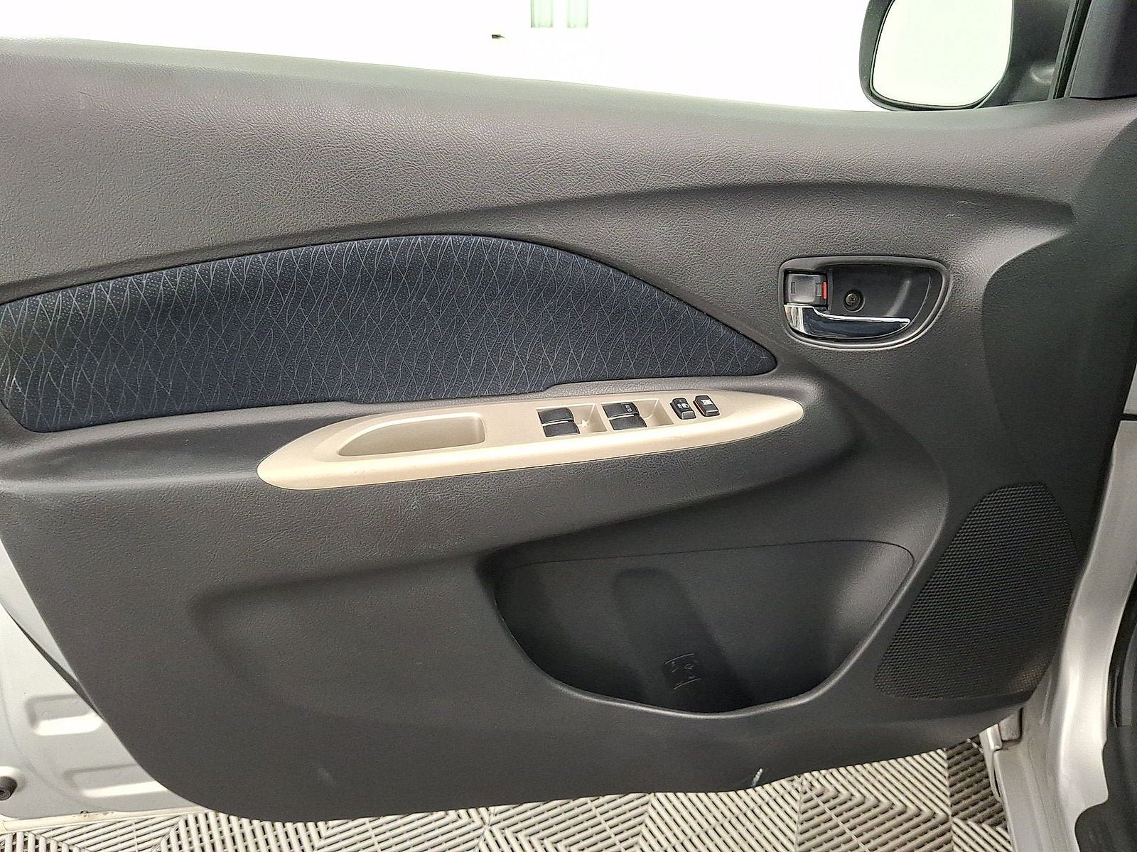 Used 2007 Toyota Yaris S FWD image 2
