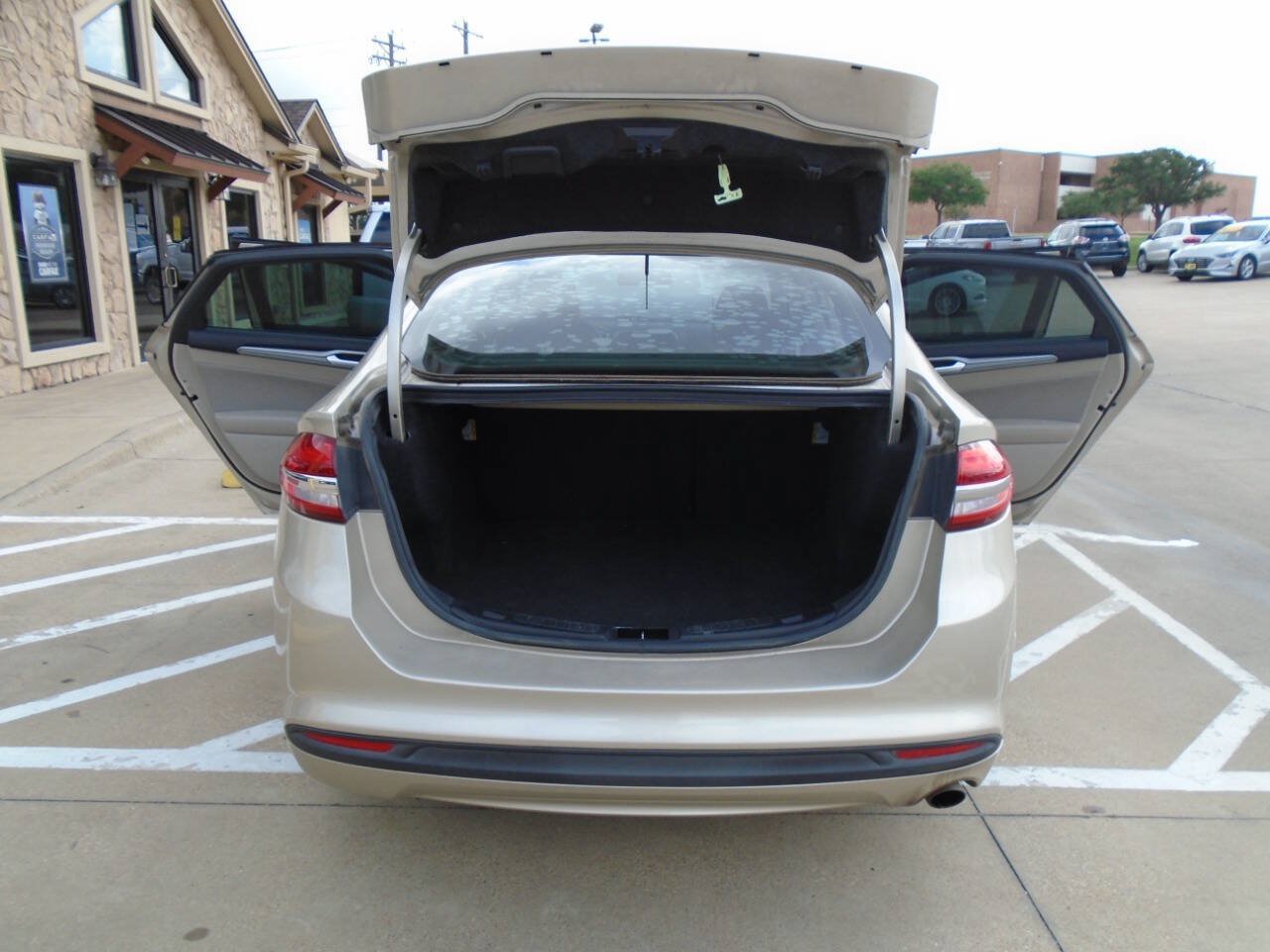 Used 2017 Ford Fusion SE FWD image 23