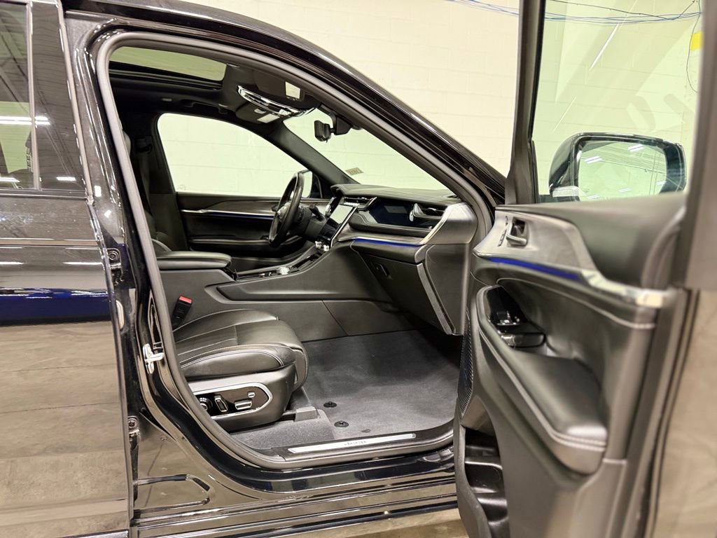 Used 2023 Jeep Grand Cherokee Overland w/ Advanced Protech Group III image 37