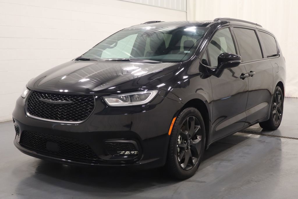 Used 2025 Chrysler Pacifica Limited image 6