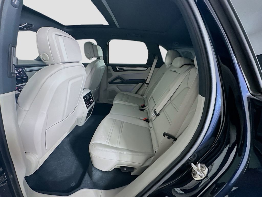 Certified 2023 Porsche Cayenne Platinum Edition image 24