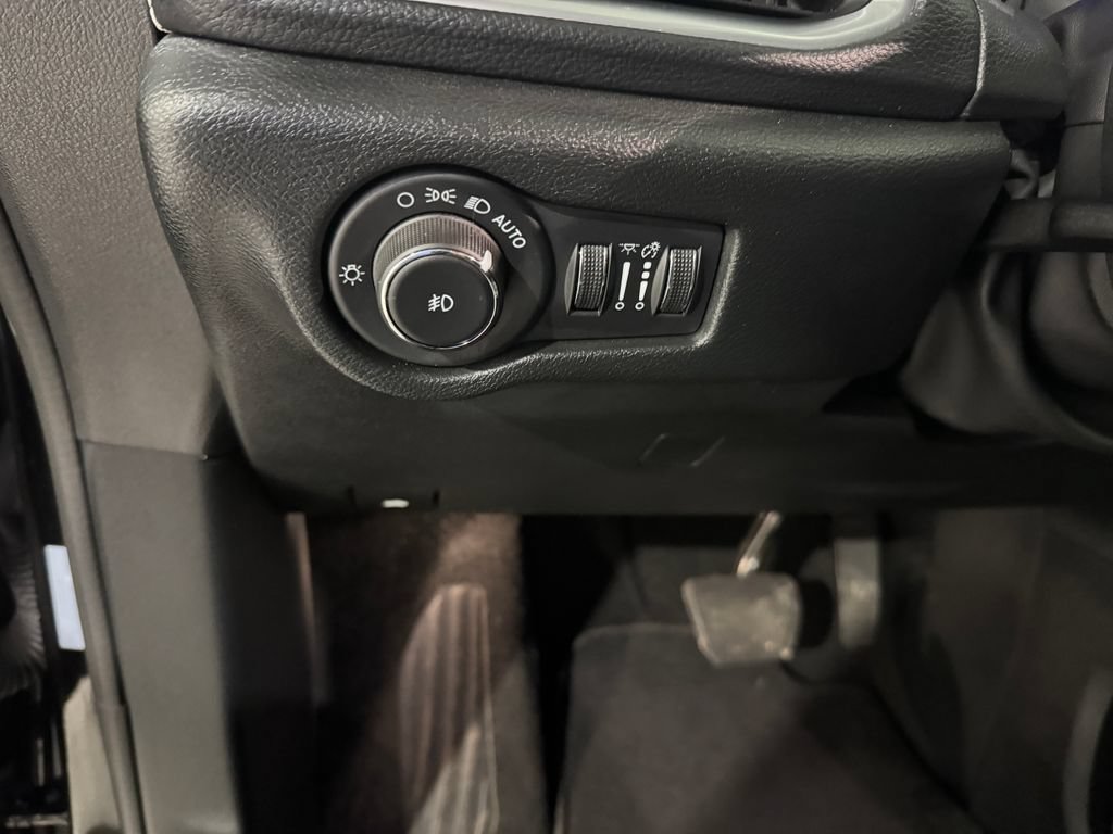 Used 2026 Chrysler Pacifica Limited FWD image 37