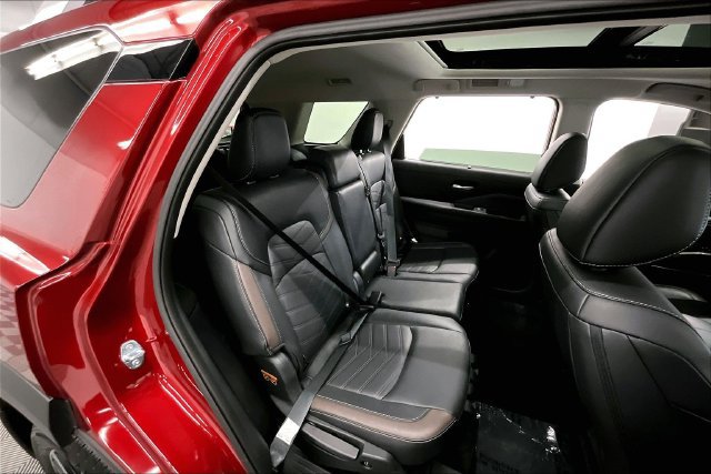Used 2025 Nissan Pathfinder Platinum AWD/4WD image 26