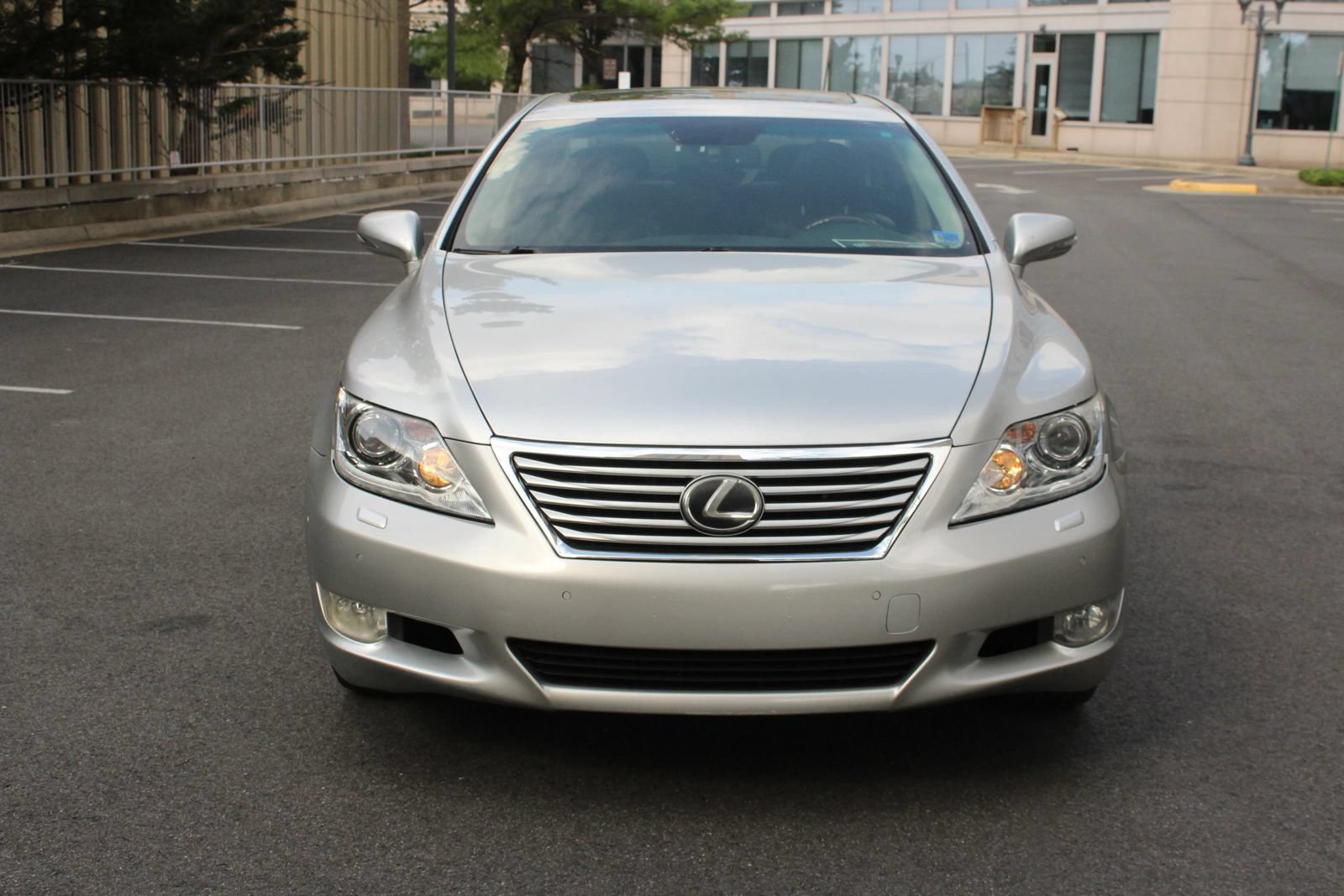 Used 2011 Lexus LS 460 L w/ Luxury Pkg RWD image 3