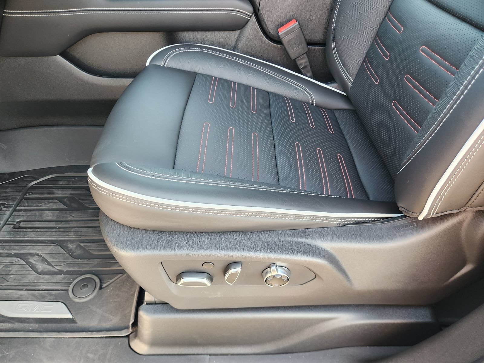 New 2026 GMC Yukon AT4 Ultimate w/ LPO, Floor Liner Package AWD/4WD image 28