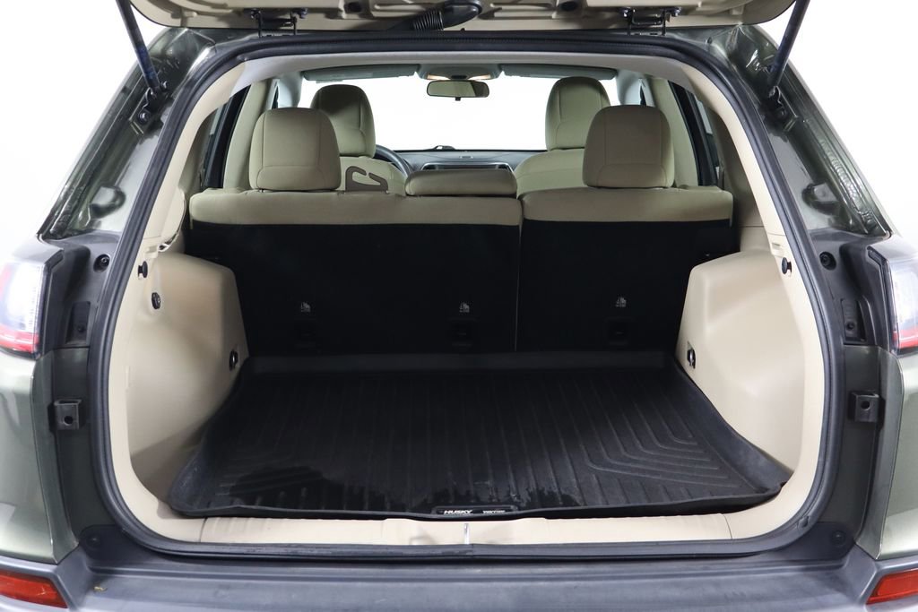 Used 2019 Jeep Cherokee Latitude w/ Popular Appearance Group AWD/4WD image 18