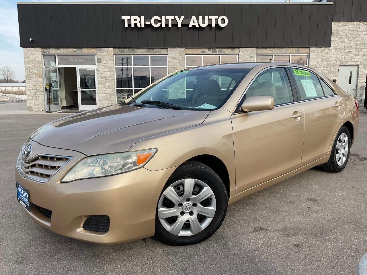 Used 2010 Toyota Camry LE image 1