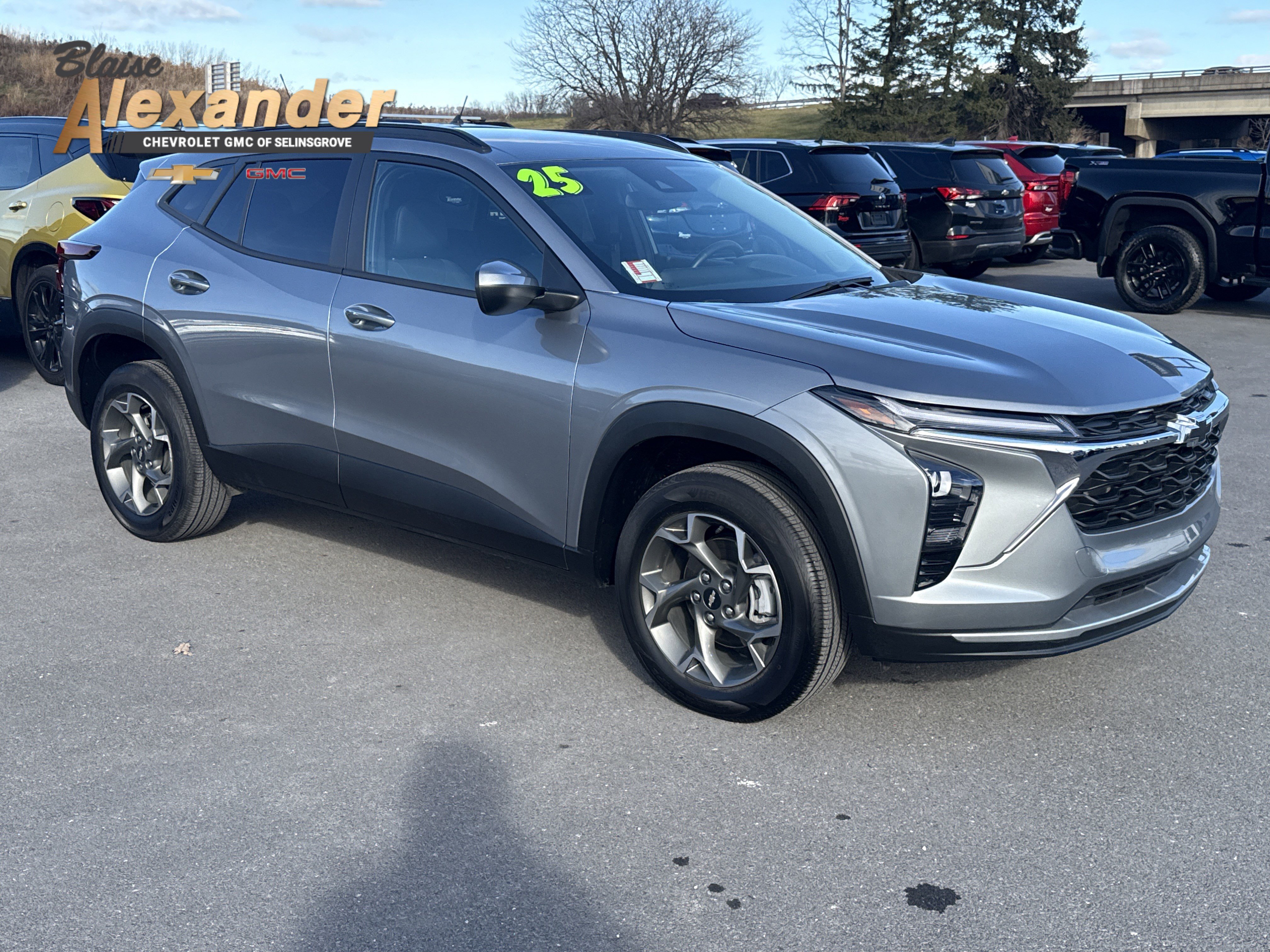 Used 2025 Chevrolet Trax LT w/ LT Convenience Package image 1