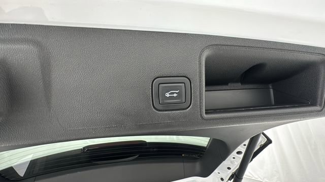 Used 2024 GMC Terrain SLT image 16