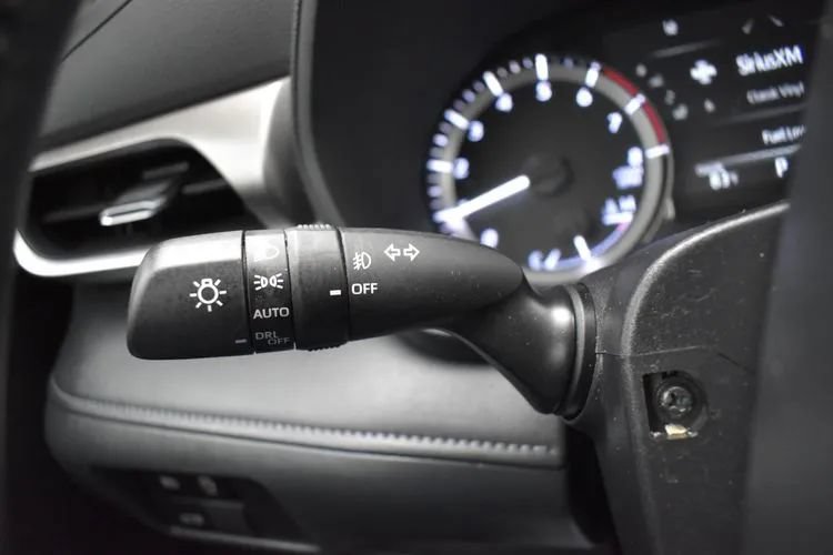 Used 2025 Toyota Highlander LE FWD image 26