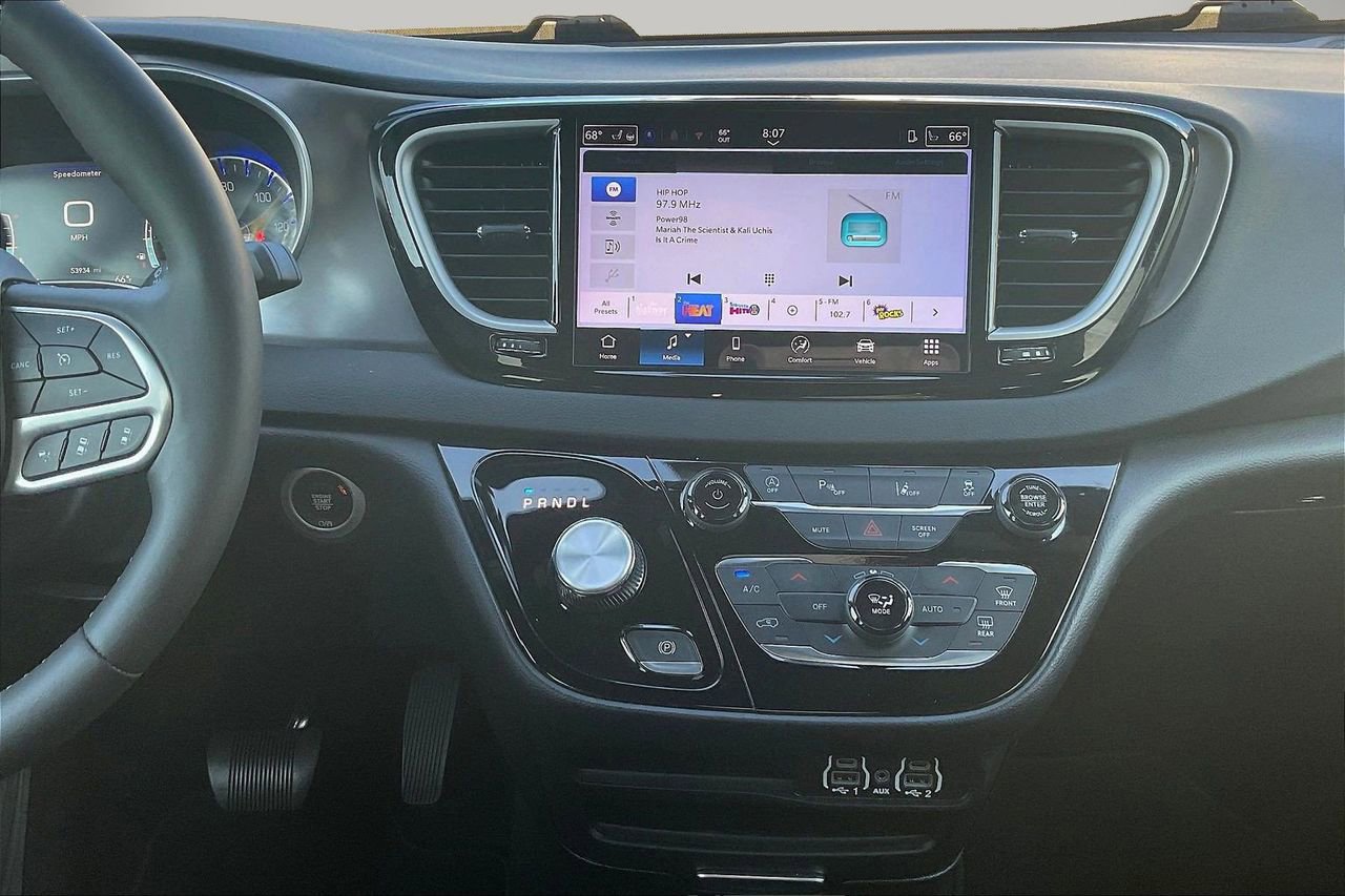 Used 2025 Chrysler Pacifica Select image 13