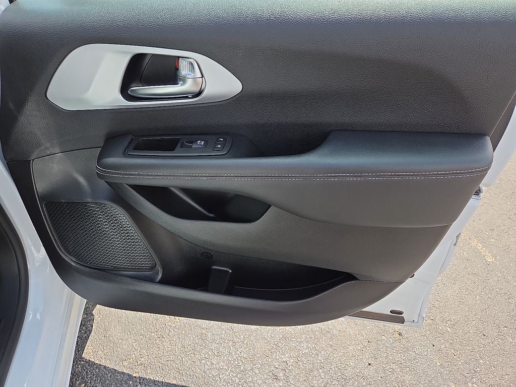 Used 2025 Chrysler Pacifica Limited FWD image 14