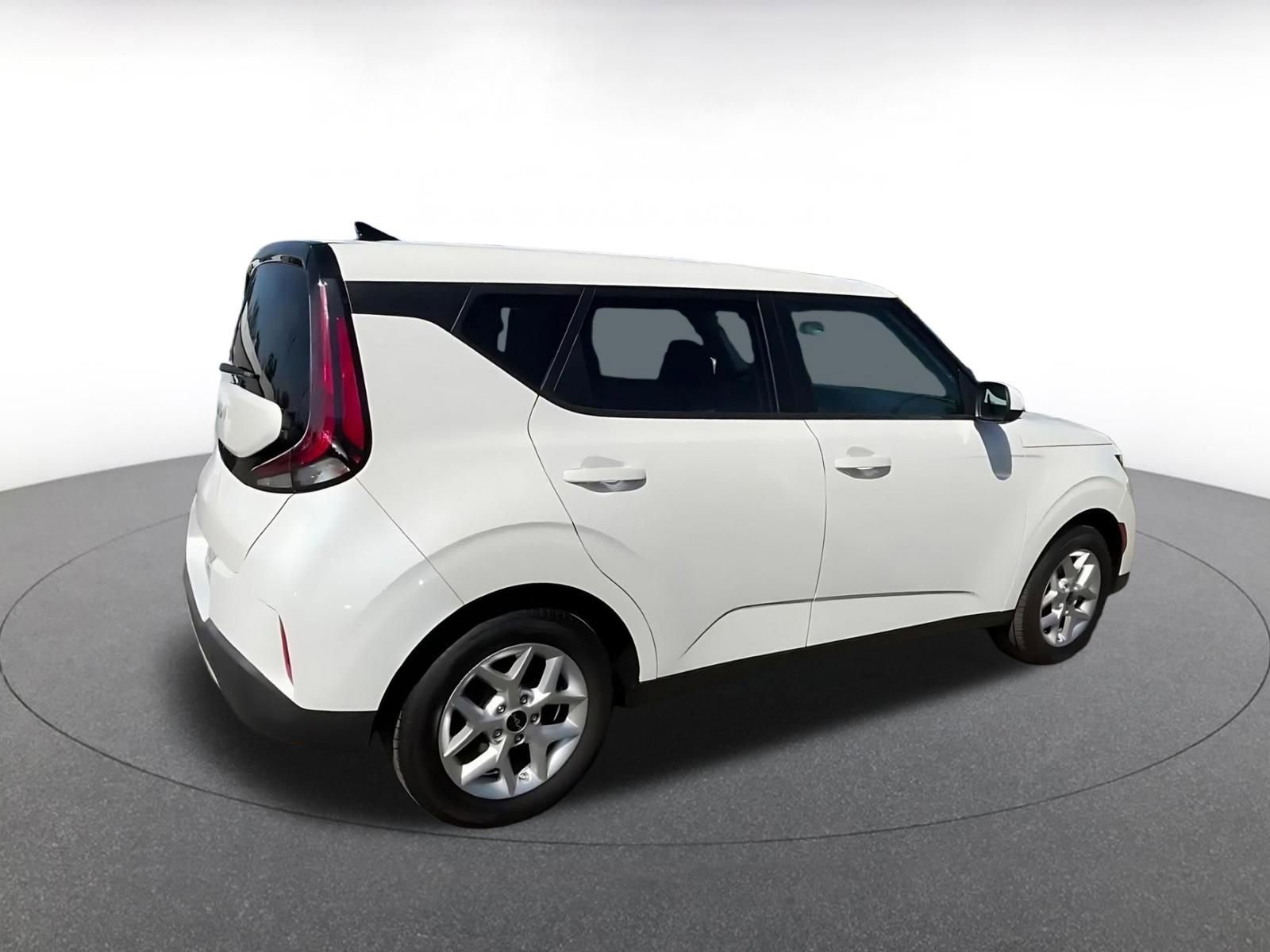 Used 2025 Kia Soul LX w/ LX Technology Package FWD image 15