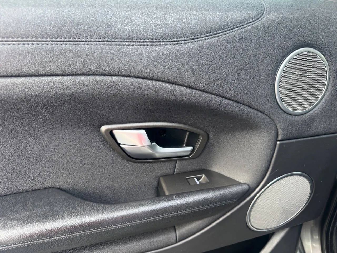 Used 2017 Land Rover Range Rover Evoque SE image 24