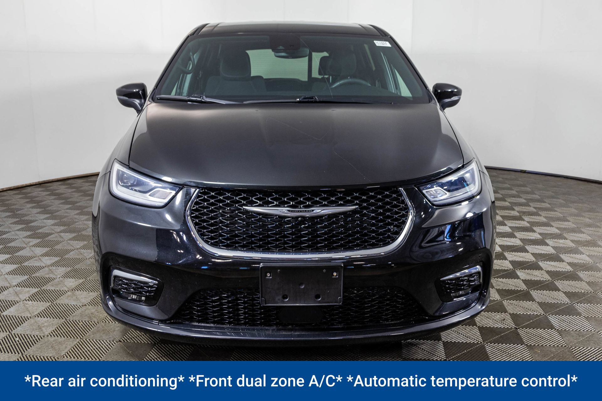 Used 2023 Chrysler Pacifica Touring FWD image 10