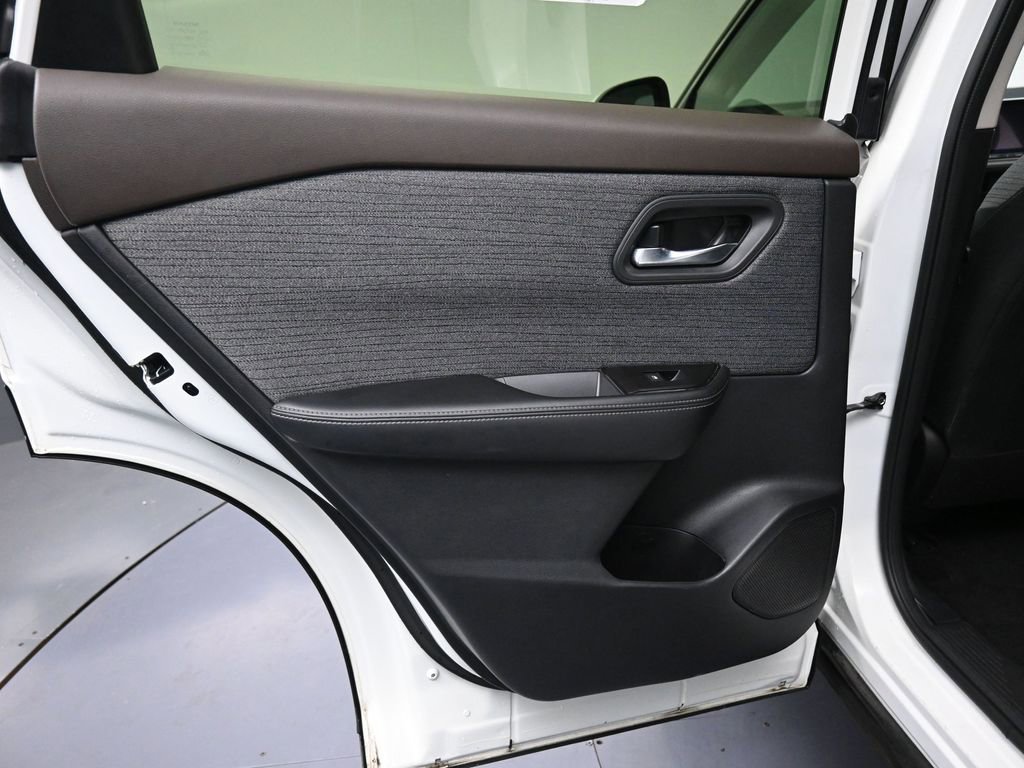 Used 2023 Nissan Rogue SV image 25