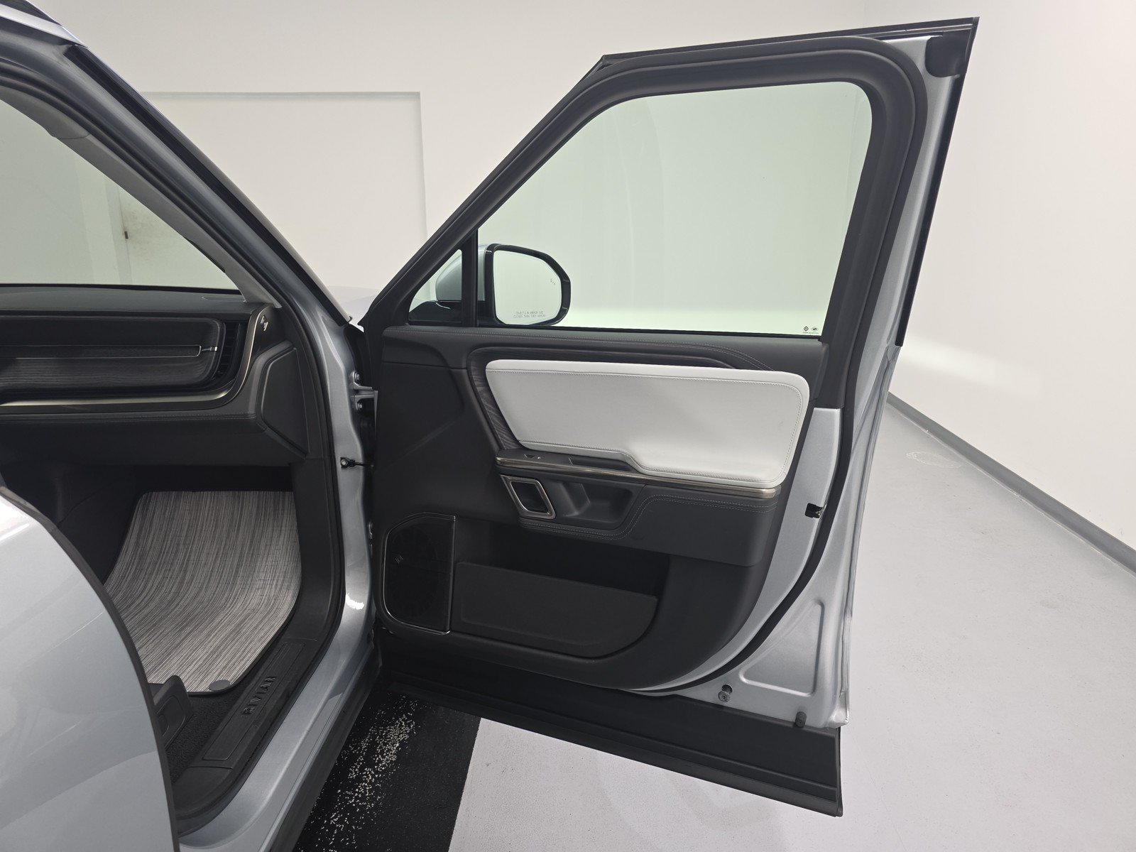 Used 2024 Rivian R1S Adventure AWD/4WD image 18