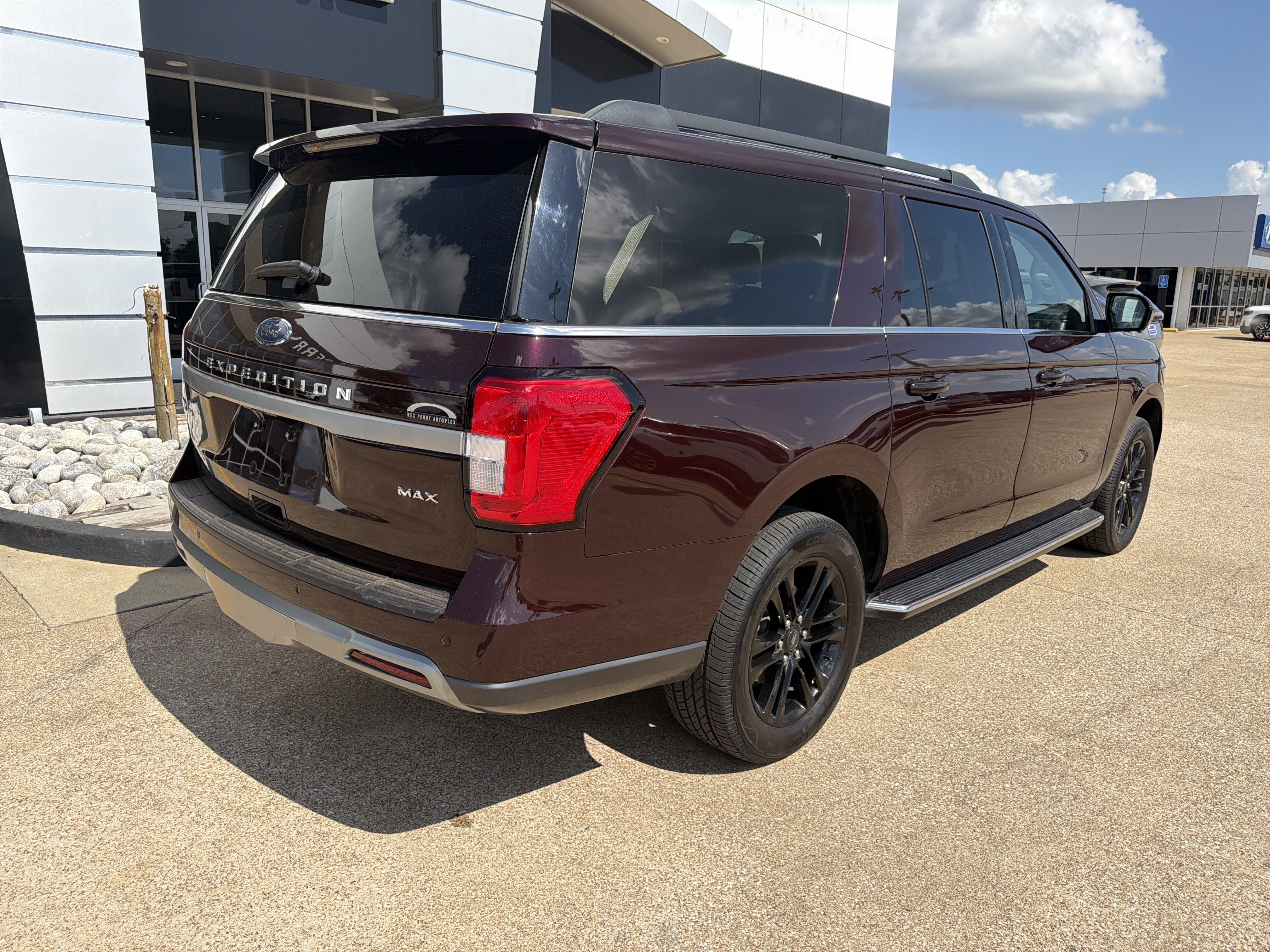 Used 2023 Ford Expedition Max XLT RWD image 3