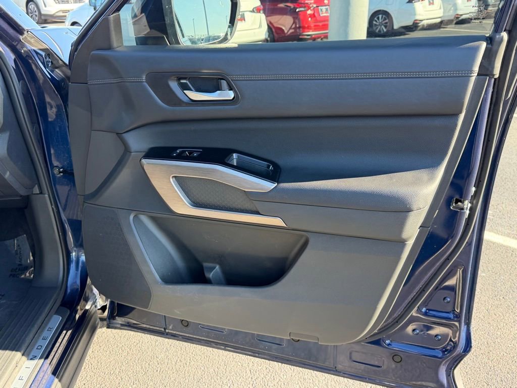 Used 2025 Nissan Pathfinder Platinum image 27