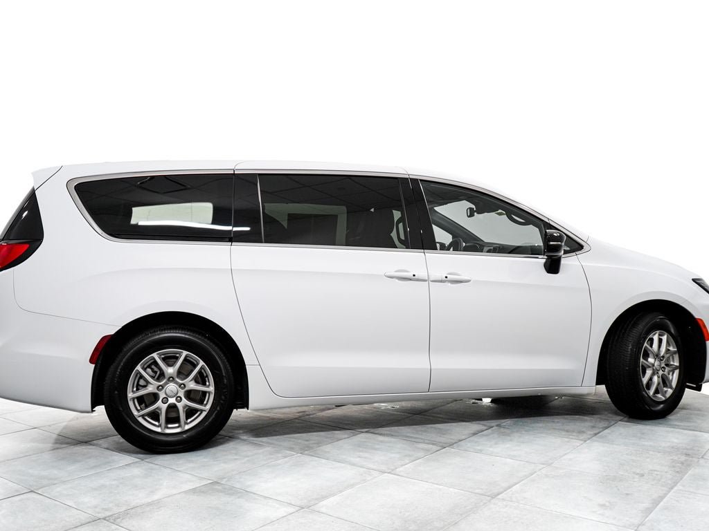 New 2027 Chrysler Pacifica Select FWD image 7