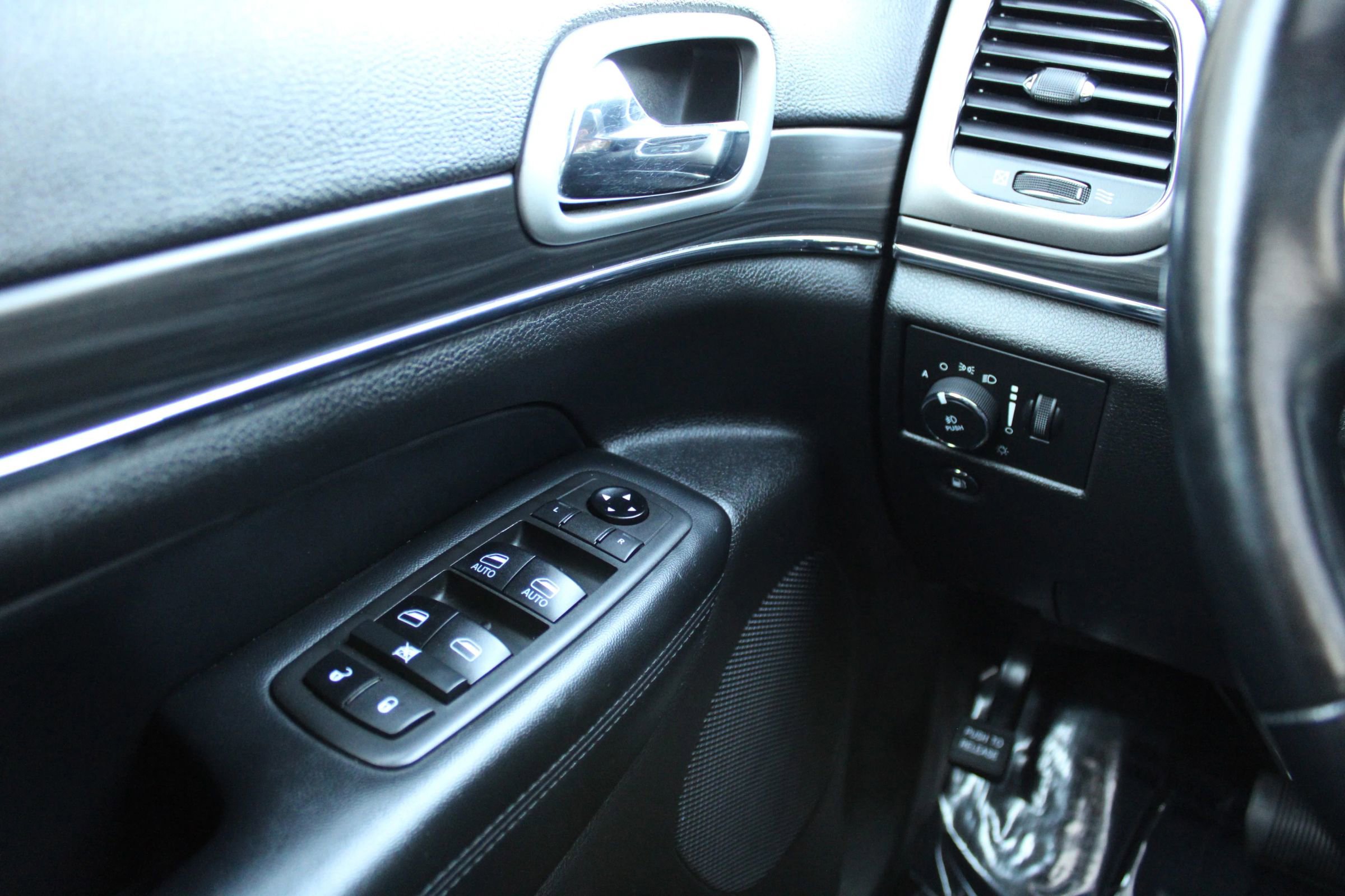 Used 2021 Jeep Grand Cherokee Limited w/ Luxury Group II image 29