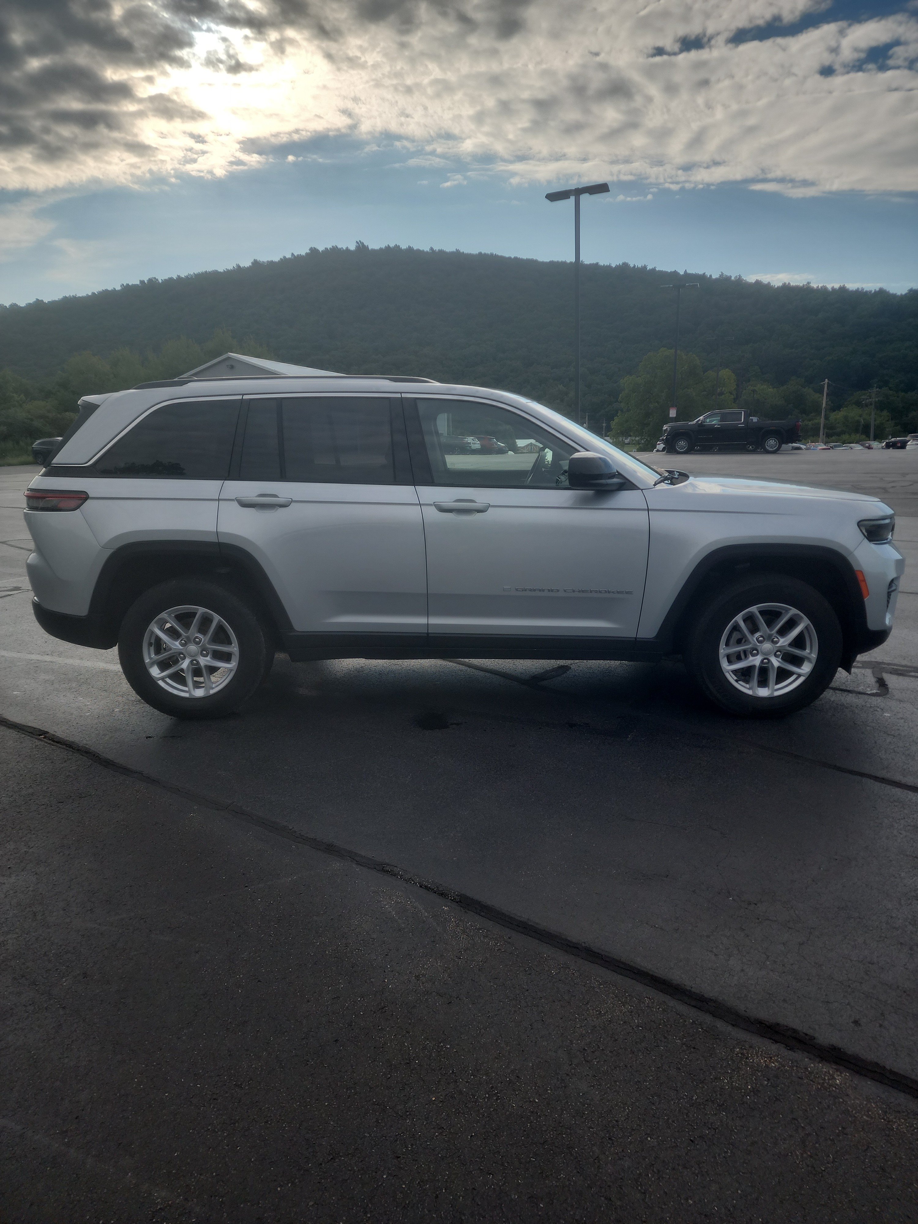 Used 2023 Jeep Grand Cherokee Laredo w/ Luxury Tech Group I AWD/4WD image 7
