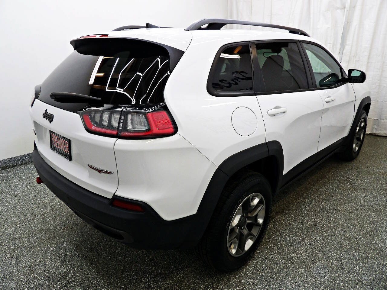 Used 2019 Jeep Cherokee Trailhawk AWD/4WD image 6