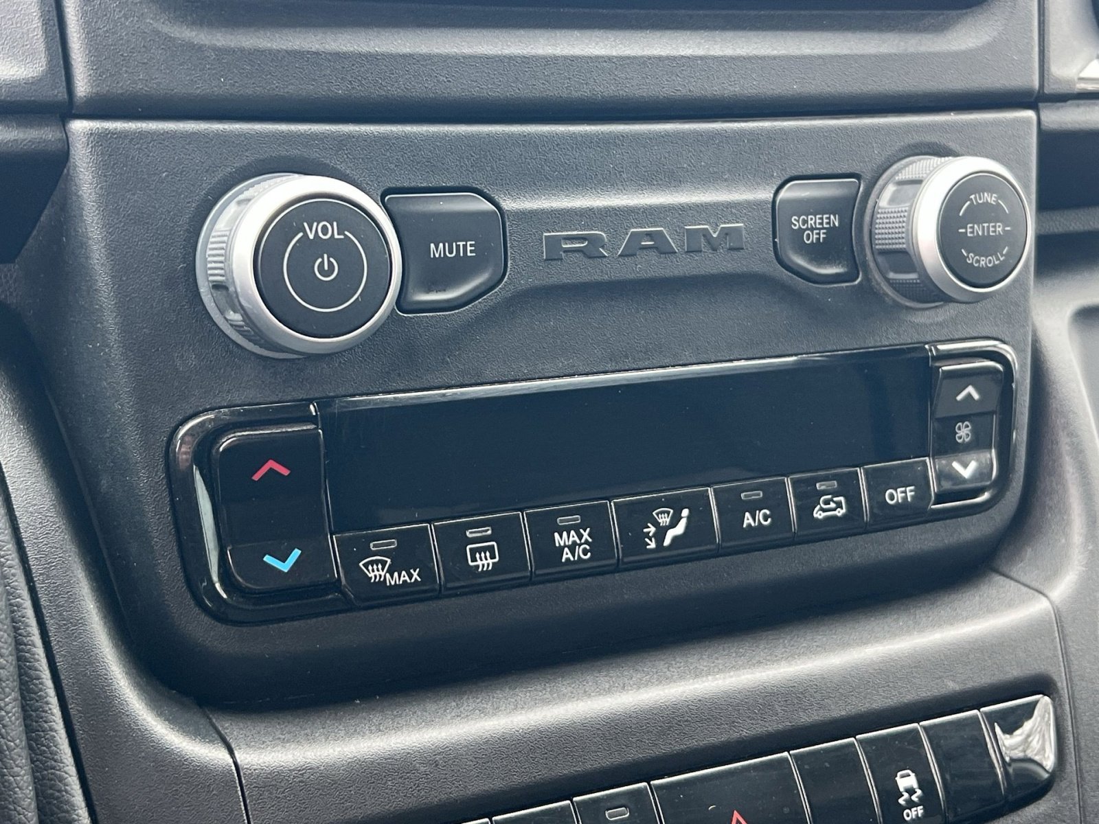 Used 2024 RAM ProMaster 2500 w/ Convenience Group image 17