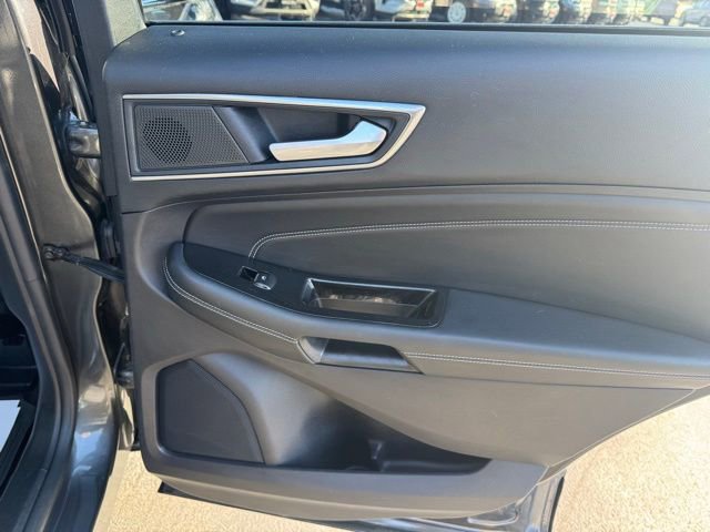 Used 2020 Ford Edge Titanium image 15