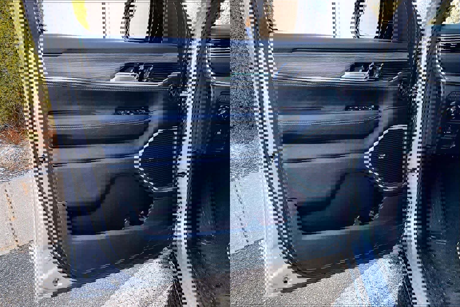 Used 2024 Jeep Wagoneer L Series III w/ Flexible Seating Group image 22