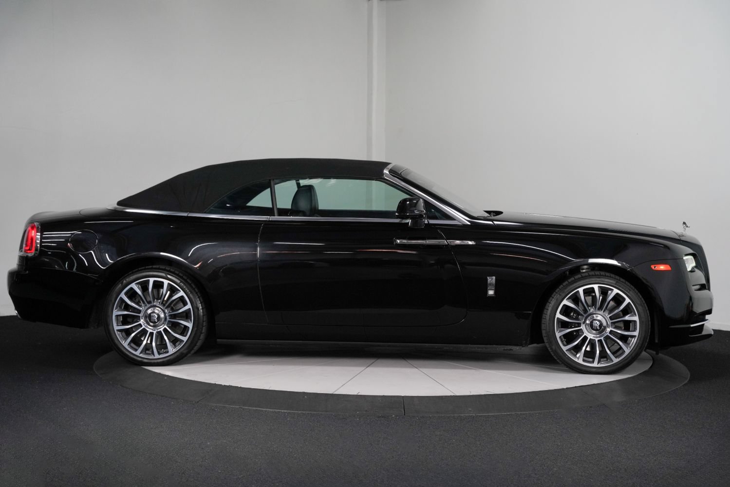 Used 2019 Rolls-Royce Dawn RWD image 9