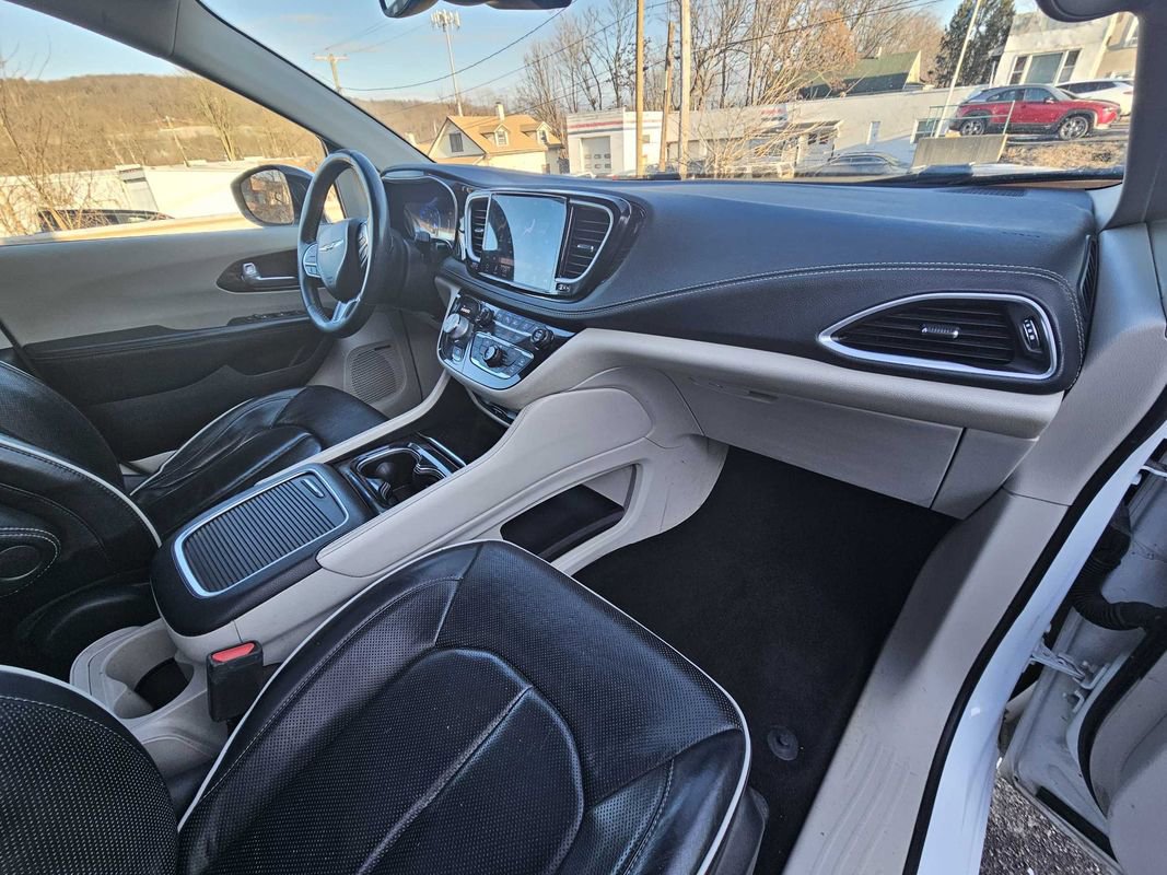 Used 2023 Chrysler Pacifica Limited w/ Uconnect Theater Family Group image 11