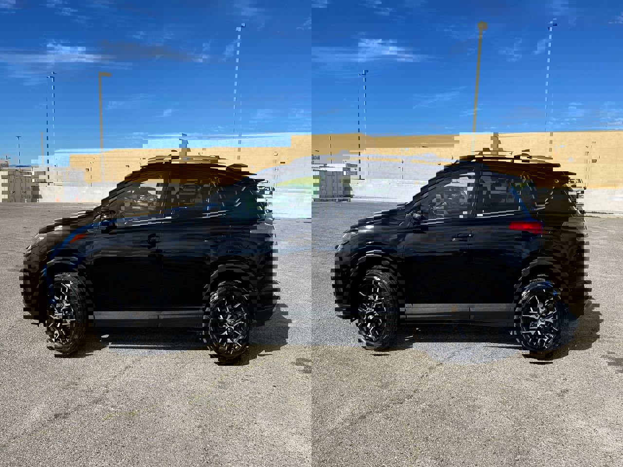 Used 2017 Toyota RAV4 SE image 4