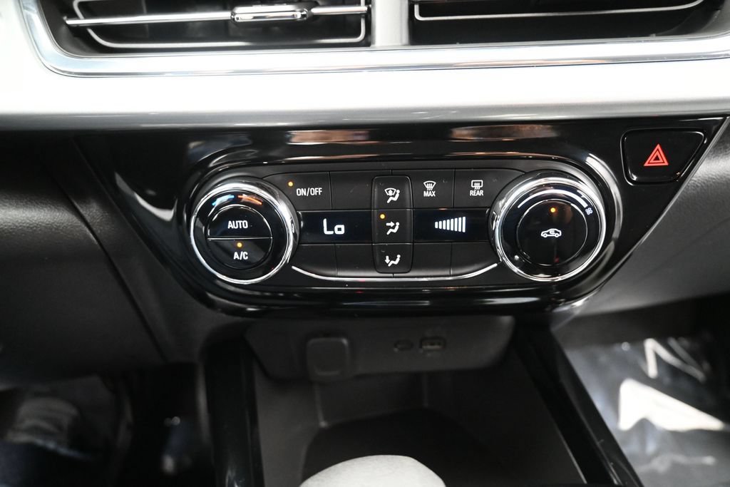 Certified 2025 Chevrolet Trax LT FWD image 18