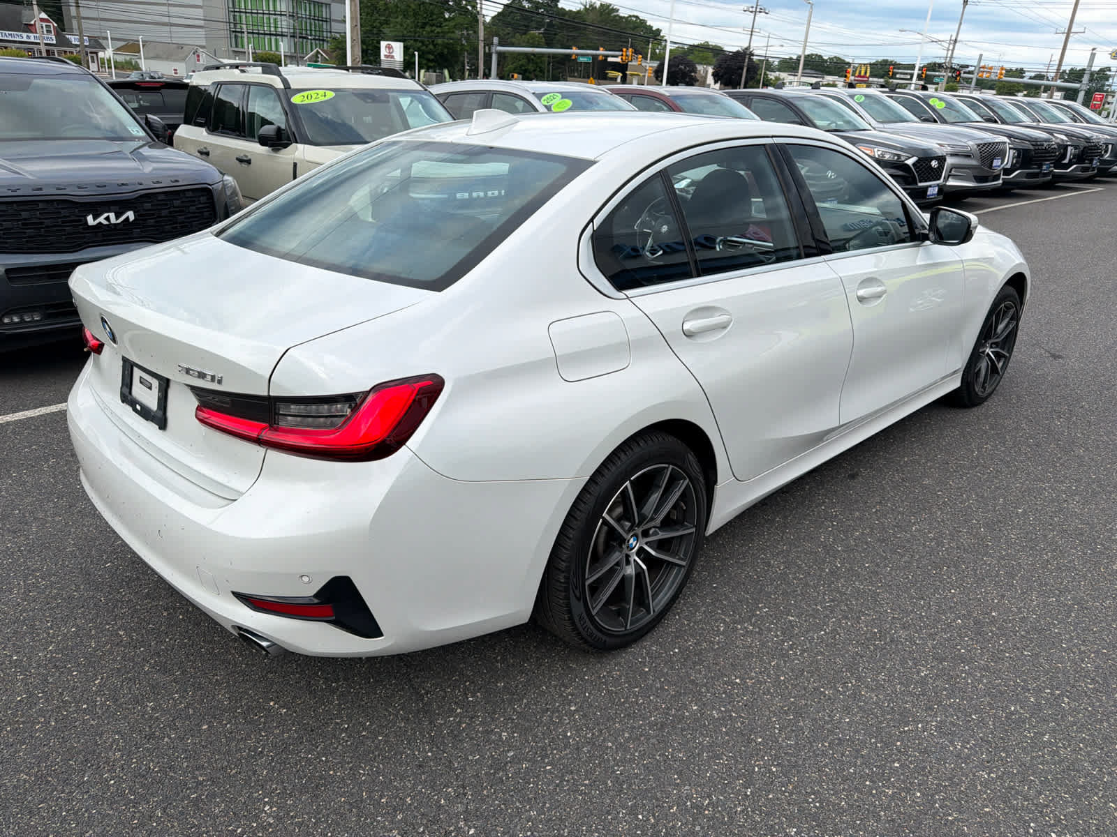 Used 2019 BMW 330i xDrive Sedan w/ Convenience Package AWD/4WD image 3