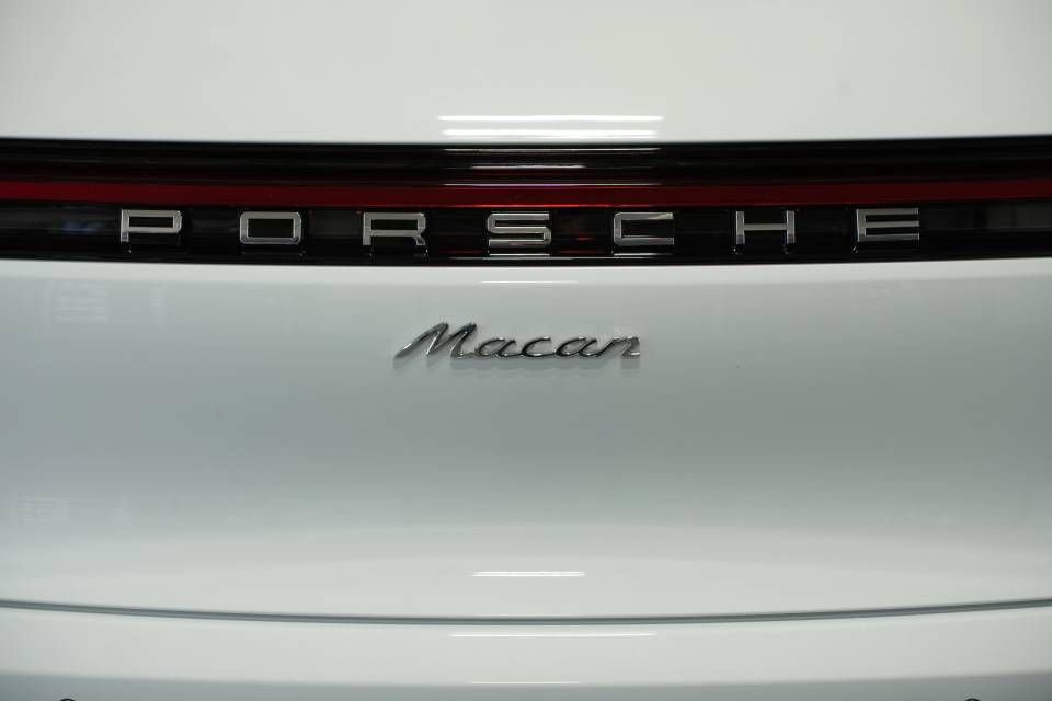 Certified 2025 Porsche Macan AWD/4WD image 38