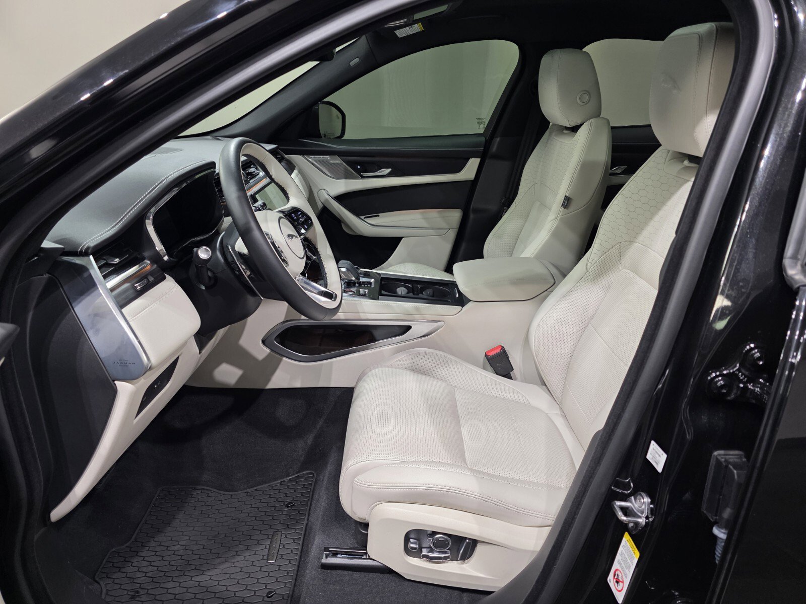 Used 2025 Jaguar F-PACE R-Dynamic S AWD/4WD image 6
