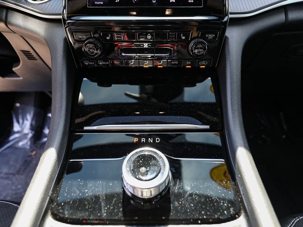 Used 2025 Jeep Grand Cherokee Altitude AWD/4WD image 17