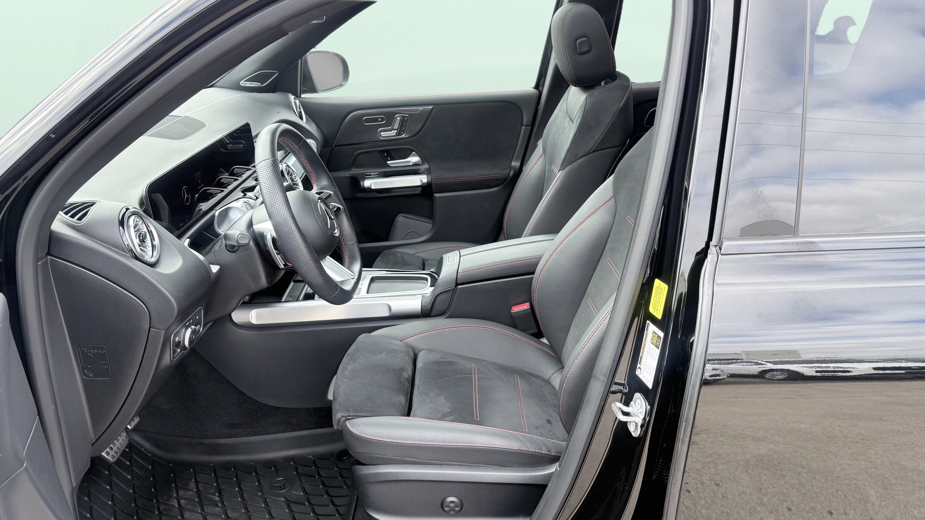 Used 2024 Mercedes-Benz GLB 250 image 23