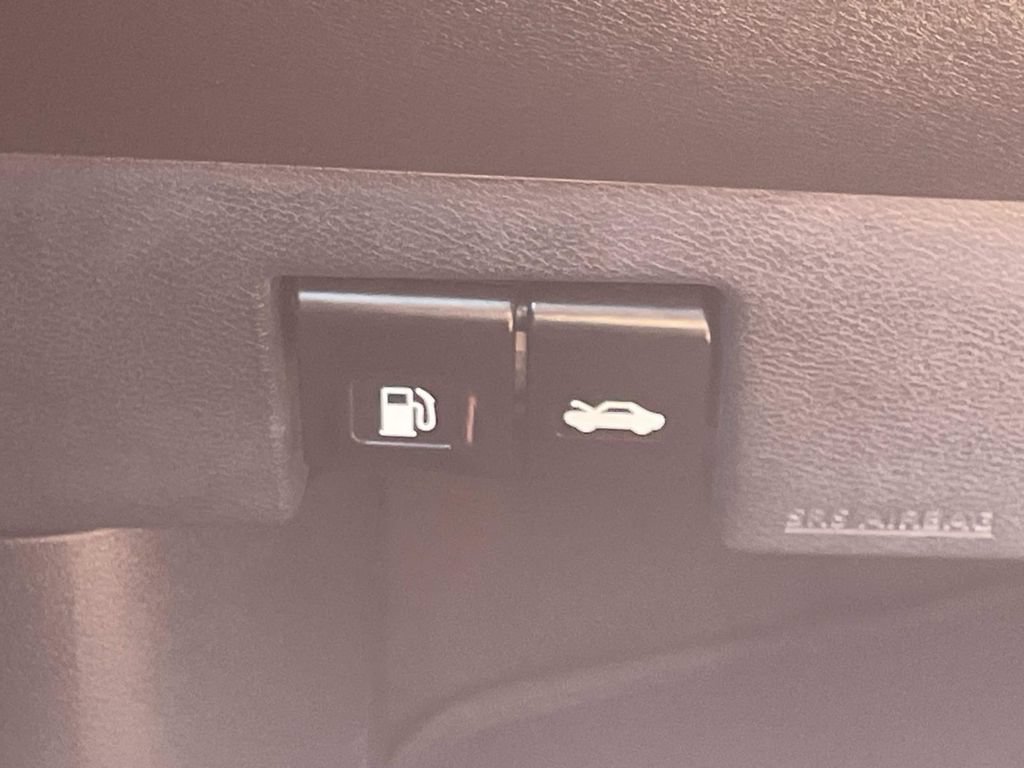 Used 2022 Nissan Versa SV FWD image 25