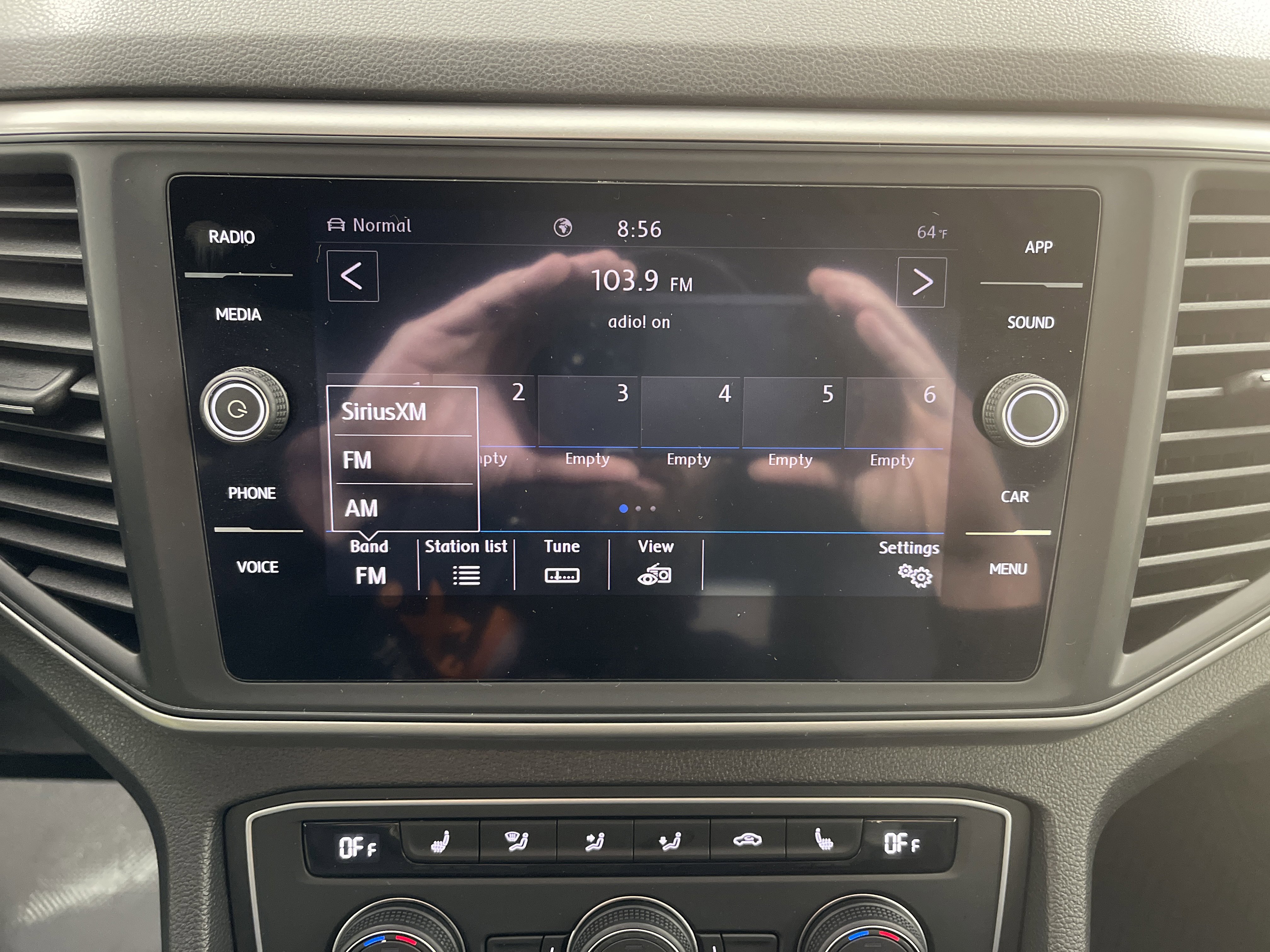 Used 2020 Volkswagen Atlas Cross Sport SE w/ Panoramic Sunroof Package image 24