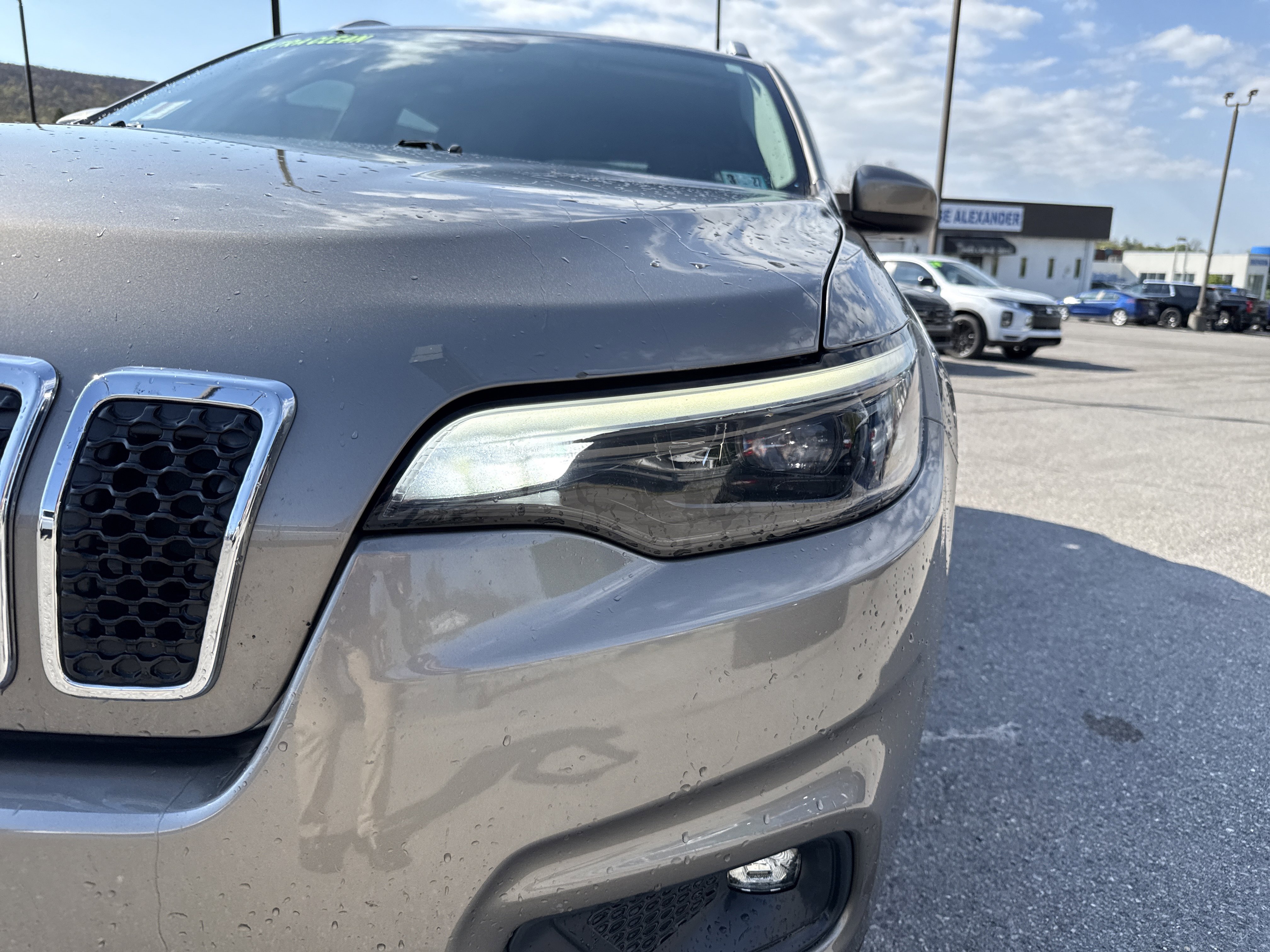 Used 2019 Jeep Cherokee Latitude Plus w/ Cold Weather Group AWD/4WD image 9